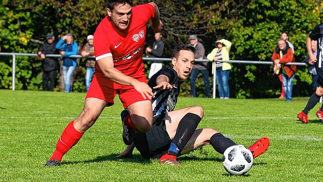 Der Tannheimer Philipp King (rechts) versucht, Dirk Obergfell von der SG Buchenberg/Neuhausen aufzuhalten. Das Spiel zwischen dem FC ...