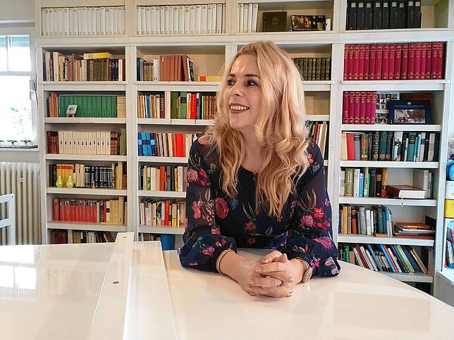 Nachschlagewerke, Chroniken und Biographien dienen dazu, ihre Romanfiguren im passenden historischen Kontext zu verorten und daraus neue ...