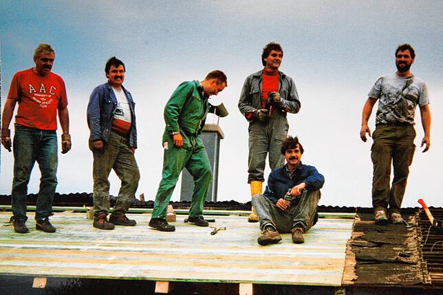 Beim Aufbau des Niederwihler Sportheims, von links: Bruno Eckert, Manfred Kaiser, Xaver Lüttin, Wolfgang Zietlow, Horst Zietlow ...