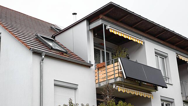 Mit diesen beiden Modulen an seinem Balkon in der Benedikt-Bauer-Straße erzeugt Michael Breuninger eigenen Strom. Er kämpft dafür, dass ...