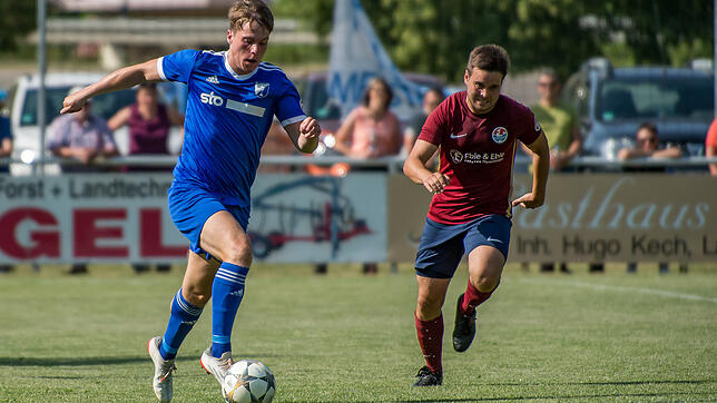 Sechs Spiele unbesiegt: Fabian Baumann (links, auf dem Archivbild) steuerte zwei Treffer zum 4:1-Erfolg des FC Weizen gegen das neue ...