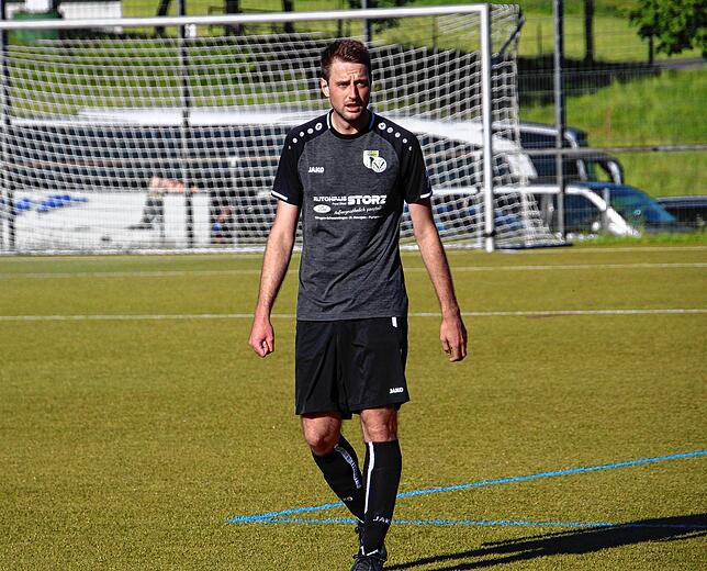 Patrick Haas im Juni 2022 als Spielertrainer in Mönchweiler. Die Kickschuhe hat der neue Hüfinger Bürgermeister vorerst an den Nagel ...