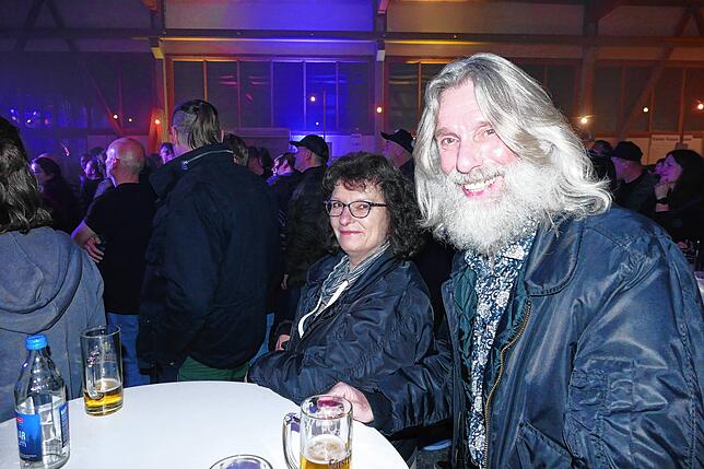 Bild 21: Back to the Future Dust & Bones bieten in der Halle von Holzbau Mäder ein Rockspektakel