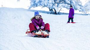 (Archivbild) Im Dezember 2023 konnten die Kinder – hier in Allensbach – vergnügt Schlittenfahren, jedoch nicht an Weihnachten. ...