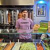 Ali Al-Othma, Geschäftsführer im Coban‘s Food auf der Markstätte, steht hinter der Theke und empfängt Gäste. Besonders das vegane und ...