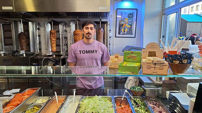 Ali Al-Othma, Geschäftsführer im Coban‘s Food auf der Markstätte, steht hinter der Theke und empfängt Gäste. Besonders das vegane und ...