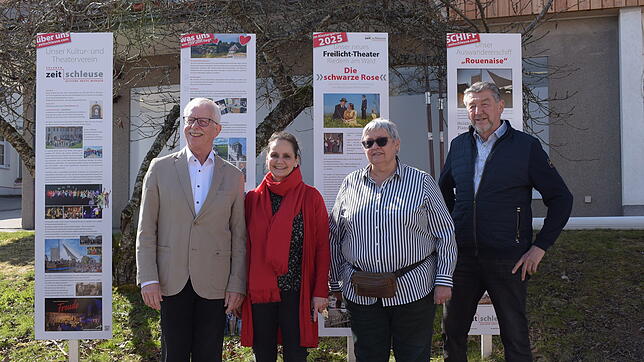 Bei der Spendenübergabe an den Theaterverein Zeitschleuse (von links): Klaus Danner, Präsident des Rotary Clubs Waldshut-Säckingen, ...