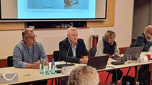 TSG-Schulleiterin Christiane King berichtet über die dringende Notwendigkeit einer neuen Schließanlage für das Bildungszentrum. Links ...