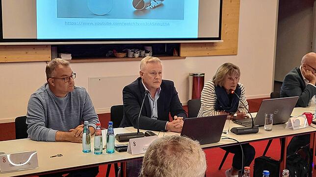 TSG-Schulleiterin Christiane King berichtet über die dringende Notwendigkeit einer neuen Schließanlage für das Bildungszentrum. Links ...