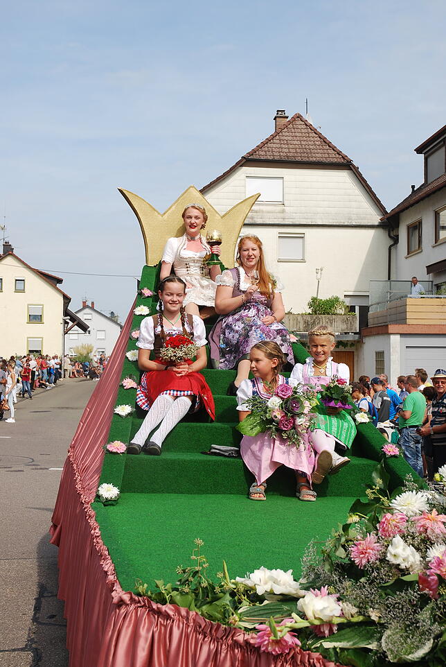 Hoch oben thront die neue Erzinger Weinprinzessin Mara Stoll.