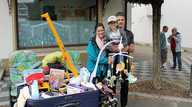 Unter dem schlechten Wetter litt besonders der Kinderflohmarkt, hier die Familie von Oliver Feller, der früher abgebaut wurde.
