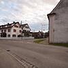 Das große historische Haus (links) an der Straßenecke bei der Weilerkapelle (rechts) soll einem neuen Mehrfamilienhaus weichen, das in ...
