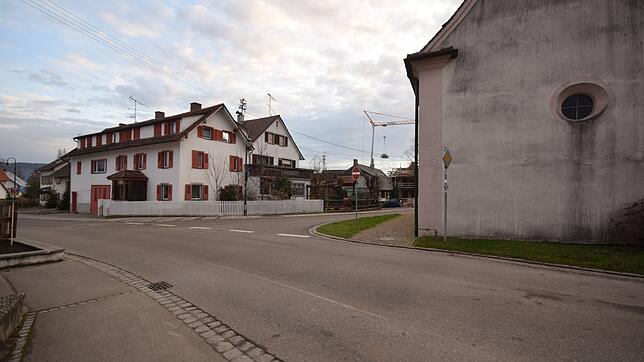 Das große historische Haus (links) an der Straßenecke bei der Weilerkapelle (rechts) soll einem neuen Mehrfamilienhaus weichen, das in ...