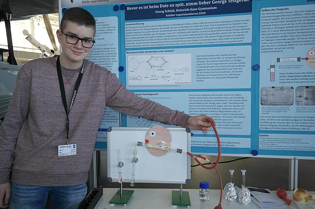1. Preis im Fach Chemie bei &bdquo;Schüler experimentieren&ldquo;: Georg Schink (14) vom Heinrich-Suso-Gymnasium in Konstanz hat ein ...