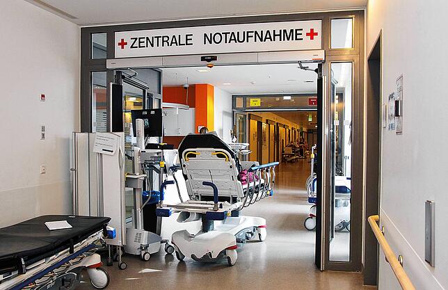Bis Februar diesen Jahres mussten die Daten von Notfall-Patienten nach Ankunft mit dem Krankenwagen hier am Eingangsschalter noch ...