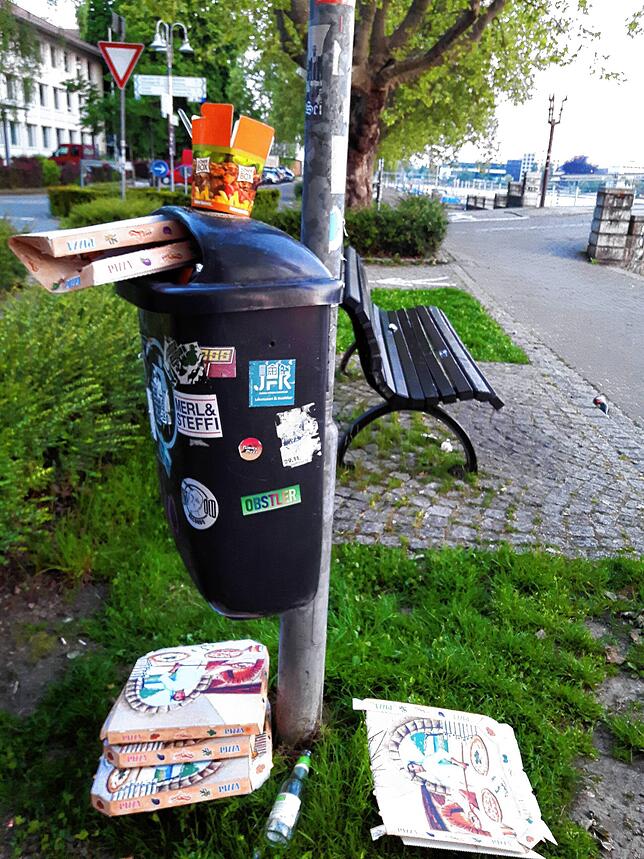 Bild 2: Der Morgen danach: Müll, Müll und nochmals Müll am Konstanzer Ufer
