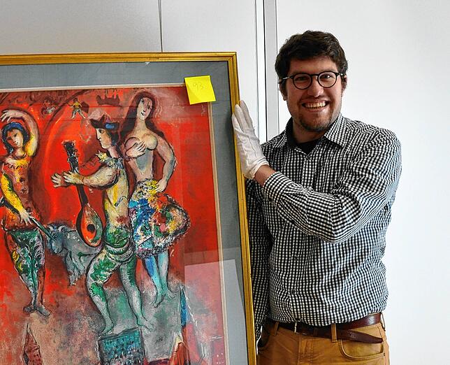 Stadtmuseumsleiter Johannes Waldschütz und Chagalls Carmen-Lithografie aus der Wagner-Sammlung im Jahr 2017.
