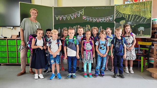 Klassenlehrerin Birgit Repplinger mit ihrer Klasse 1c3 der Sonnenrainschule bei deren Einschulung.