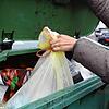 (Symbolbild) Ab in die Tonne? Hier finden Sie alles Wissenswerte rund um den Gelben Sack, Bio-, Papier- und Restmüll.
