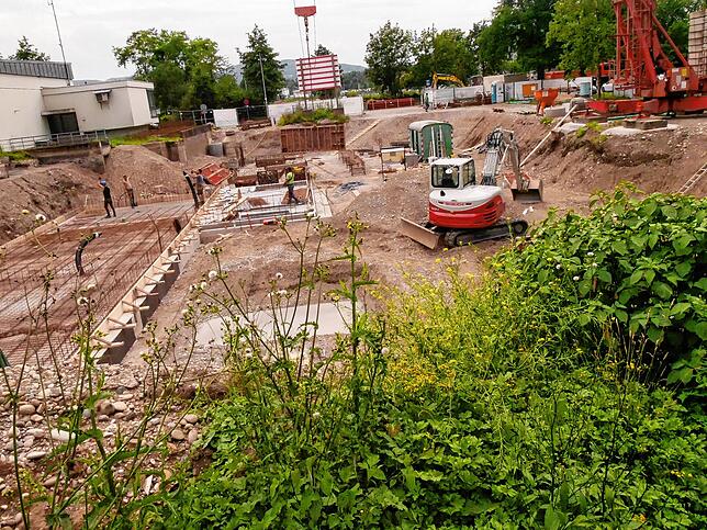 Die Baustelle für die neue Seniorenwohnanlage in Grenzach-Wyhlensorgt für stattliche Hügel mit Erdaushub auf dem Spielplatz und hinter ...