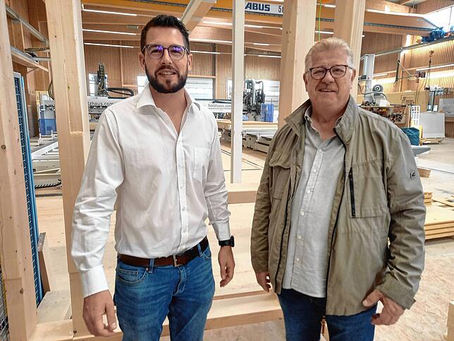 Seit 1995 im Geschäft mit Holz-Fertighäusern: Holzhaus-Bonndorf-Geschäftsführer Bernhard Hegar (rechts) und Juniorchef Florian Hegar in ...