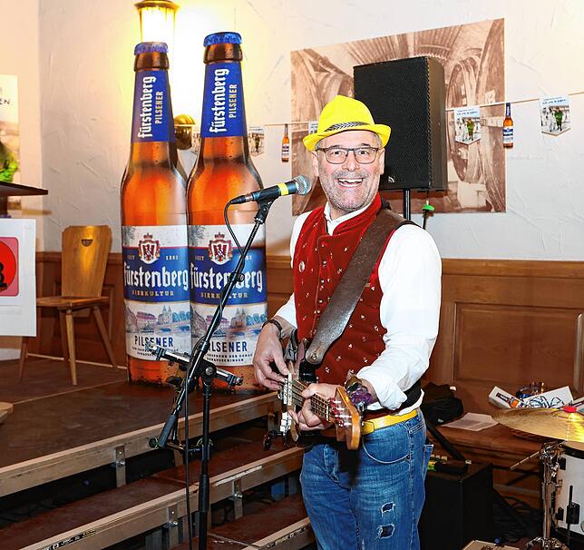 Bild 23: Großer Bahnhof bei der Fastnachtsbierverkostung im Schalander der Fürstenberg Brauerei