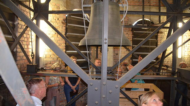 Vierzehn Unverzagte erklimmen die 126 Stufen in den 38 Meter hohen Turm von St. Oswald. Bilder: Susanne SchönUm die Glocken sehen zu ...