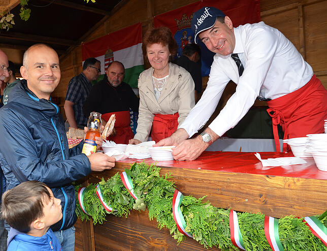 Ganz im Zeichen der Gastfreundschaft: Oberbürgermeister Erik Pauly (rechts) gibt Gulaschsuppe an Hans-Jörg Riedmaier und seinen Sohn ...