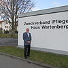 Er leitet seit 1. Januar die Geschicke des Pflegeheims in Geisingen: Manfred Wolf aus Radolfzell. Im Hintergrund links die Heimkapelle ...