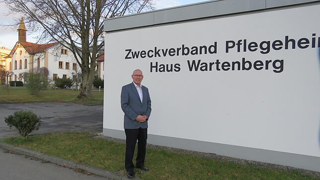 Er leitet seit 1. Januar die Geschicke des Pflegeheims in Geisingen: Manfred Wolf aus Radolfzell. Im Hintergrund links die Heimkapelle ...
