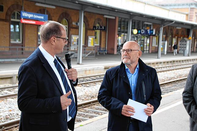 VS-Oberbürgermeister Jürgen Roth (CDU) und Landesverkehrsminister Winfried Hermann (Die Grünen) am Villinger Bahnhof.