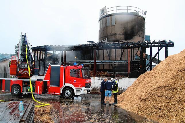 Bild 6: Brandnacht in Wolterdingen: Die Bilder vom Feuerwehreinsatz und dem Vormittag danach