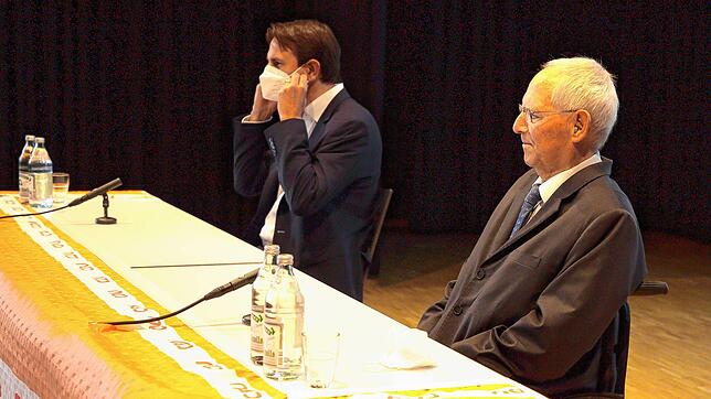 Vertrauter Umgang miteinander: CDU-Wahlkreiskandidat Andreas Jung (links) und Bundestagspräsident Wolfgang Schäuble.