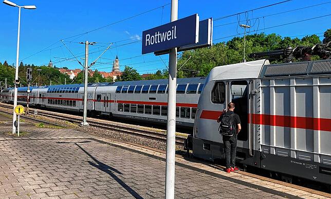 Umsteigen in Rottweil: Vom Schienenersatzverkehr in den Zug.