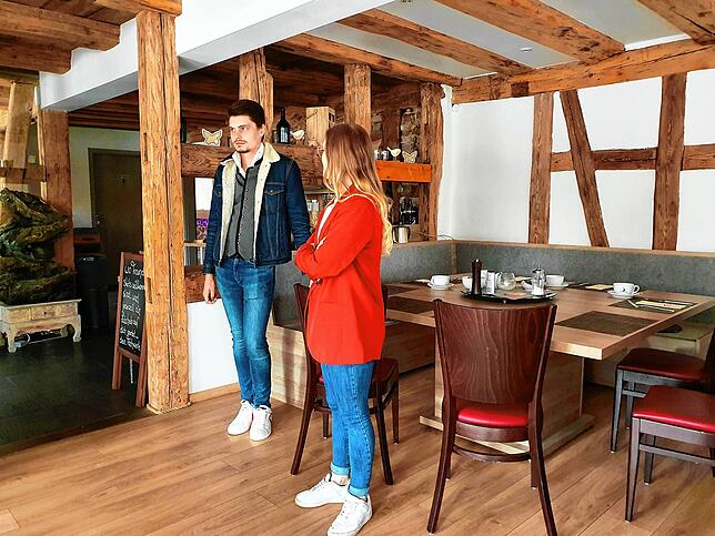 Die neuen Pächter Jonas Gericke und Vanessa Weber im Restaurant. Hier hat das junge Paar in Zukunft einige Pläne. Zum Beispiel soll am ...