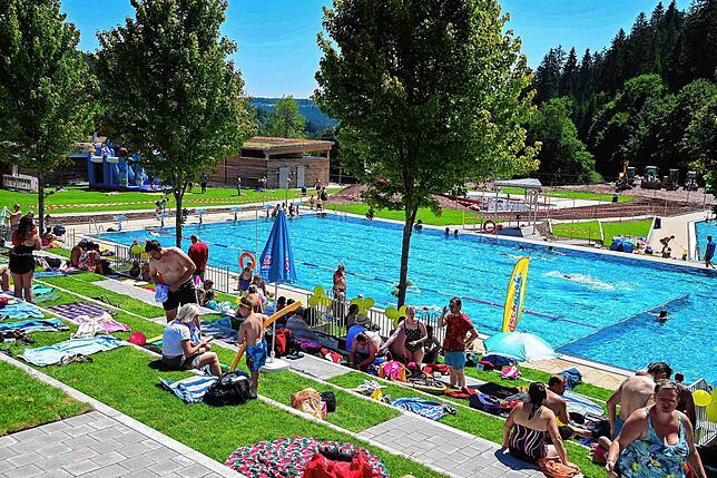 Im Badschnass in Tennenbronn können alle eine Auszeit vom Alltag nehmen und das wunderbare Freibad genießen, wie im Juni 2022 zu sehen ist.