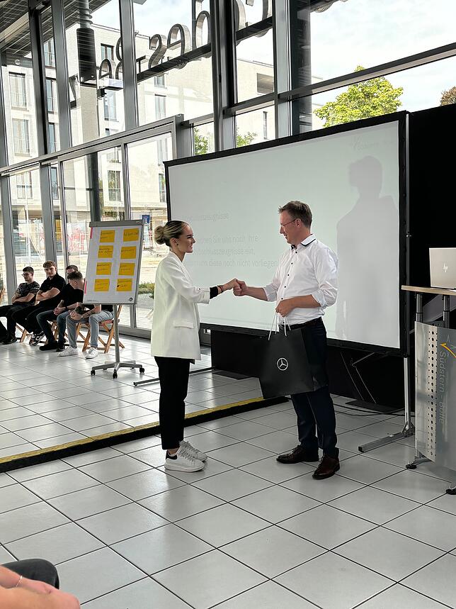 Vorstand Ingo Engel übergab jedem Azubi ein persönliches Starterkit und wünschte viel Erfolg für die Ausbildung.
