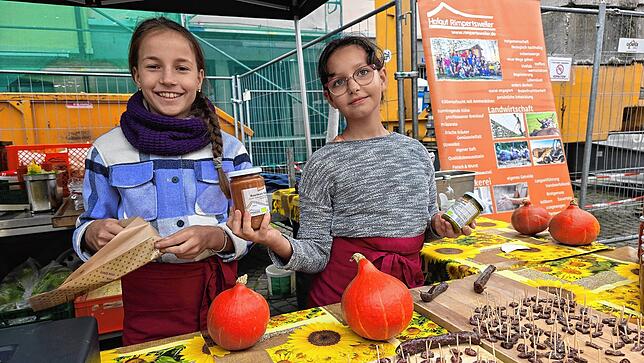 Mit Begeisterung boten die beiden elfjährigen Lea (links) und Julina vom Hofgut Rimpertsweiler in Salem biologisch erzeugte Waren an.