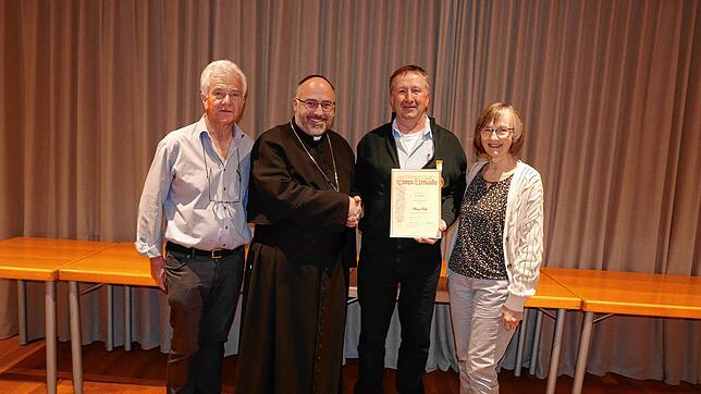 Franz Reiß von der Reitergruppe Wilhelmskirch-Kappel (2. von rechts) wird bei der Reiterversammlung im „Mohren“ für 40 Jahre Teilnahme ...