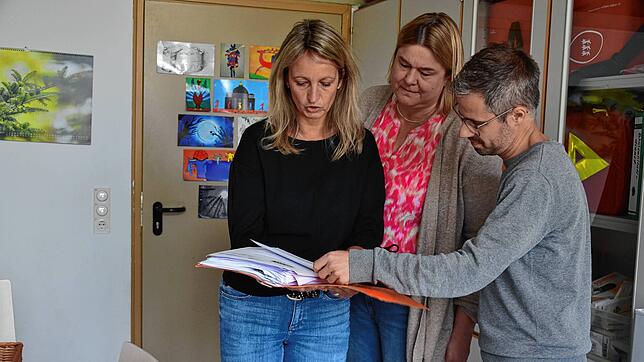 Schulleiterin Susanne Schwer (links) schaut sich mit den beiden Konrektoren Alexandra Pfleghar und Julien Bender eine von ihr ...