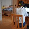 Eine Frau arbeitet aufgrund der Ausbreitung des Coronaviruses von zuhause aus.