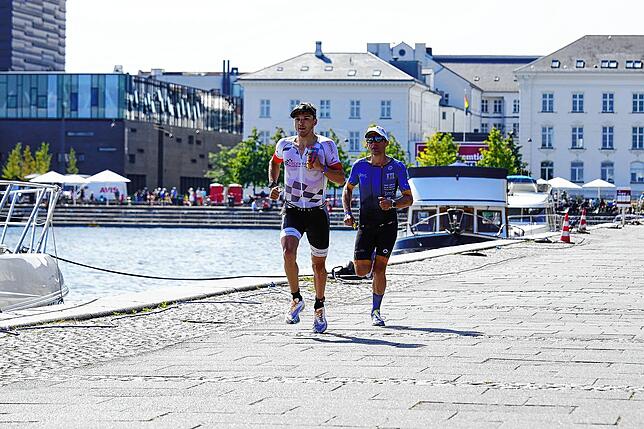 Nach dem Schwimmen und dem Radfahren geht es auf die Marathonstrecke durch die Innenstadt von Kopenhagen, die mit engen Kurven, ...