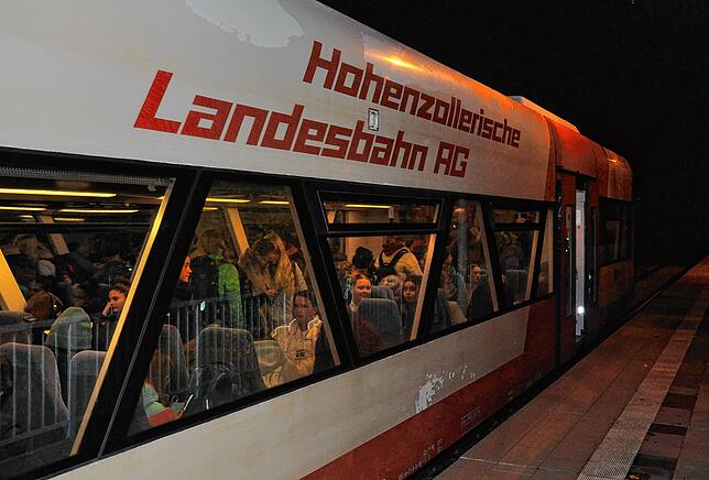 Reichliches Gedränge auch in den Gängen verrät, dass der Ringzug bei dieser Fahrt an seine Kapazitätsgrenzen stößt.