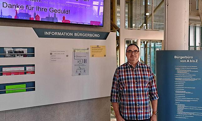 Andreas Bohn neben der Infotafel des Bürgerbüros im Foyer. Dort kann es bei Krankheitsständen auch zu längeren Wartezeiten als geplant ...