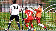 Nächster Doppelpack: Hannes Brenneisen (Nr. 11) war nicht zu halten. Zweei Mal überwand er beim 5:1-Erfolg des TuS Binzen den ...