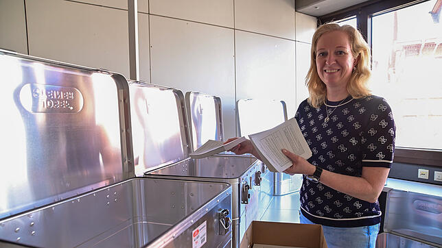 Melanie Reinl ist wieder Wahlleiterin im Rathaus St. Georgen. Hier bereitet sie die Wahlboxen vor, die, mit Stimmzetteln, ...