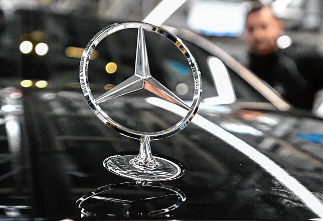 Mitarbeiter des Stuttgarter Autoherstellers Mercedes-Benz arbeiten in der Factory 56 im Merecdes-Benz Werk in Sindelfingen in der ...