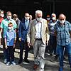 Alles läuft Corona-konform, man trägt Maske: Ministerpräsident Winfried Kretschmann (vorne mit beigem Jackett) bei der Besichtigung der ...
