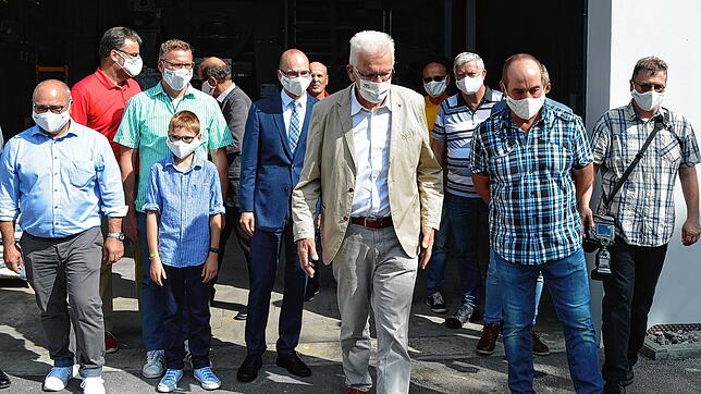 Alles läuft Corona-konform, man trägt Maske: Ministerpräsident Winfried Kretschmann (vorne mit beigem Jackett) bei der Besichtigung der ...