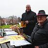 Kurtle Köberlin (l.) und Uli Blum an der Picknick-Bank an der Friedrichshöhe. Hier schwelgen sie in Erinnerungen an die großen ...